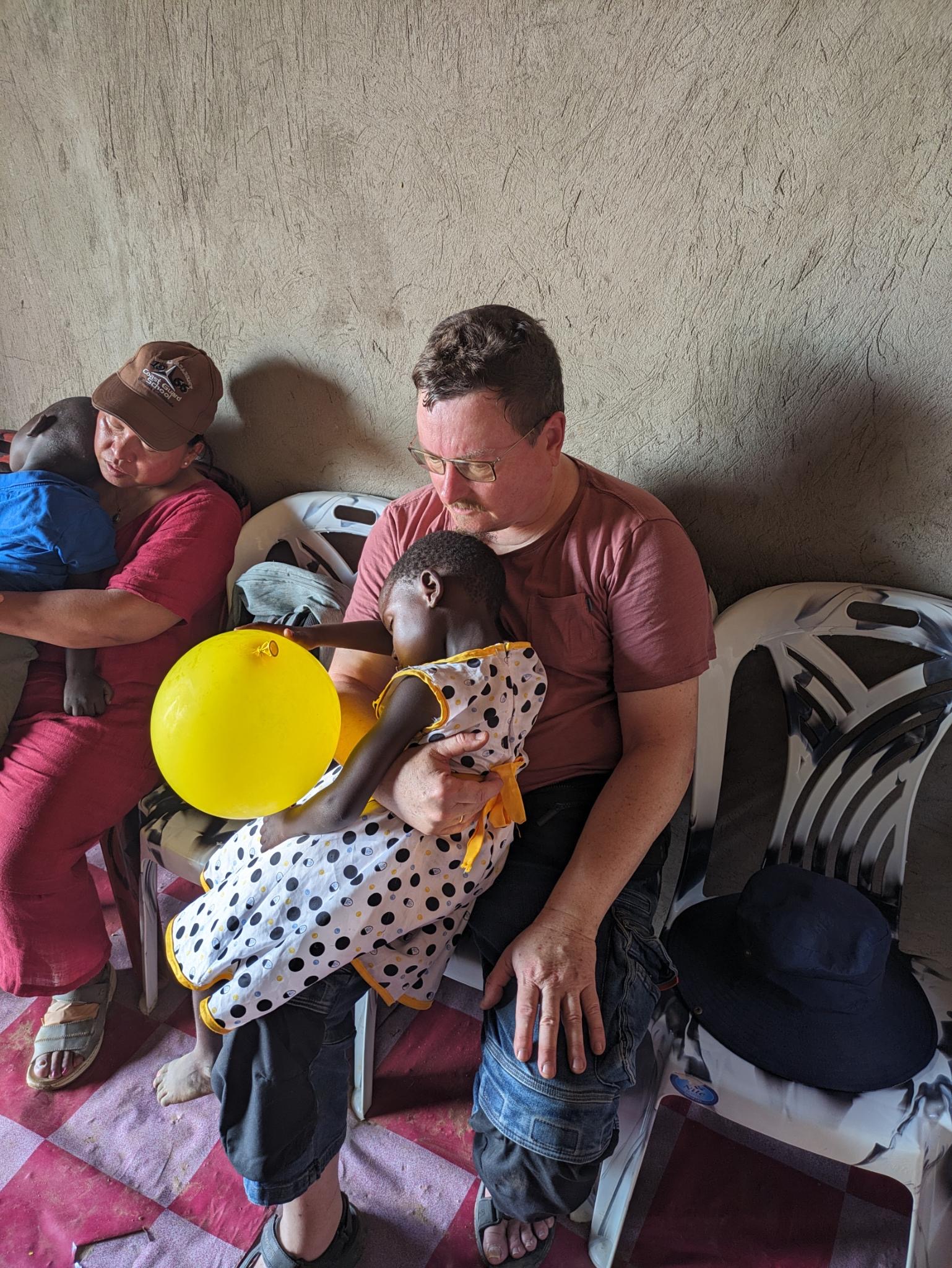 Zuwendung und Gemeinschaft bei einem Besuch in Uganda
