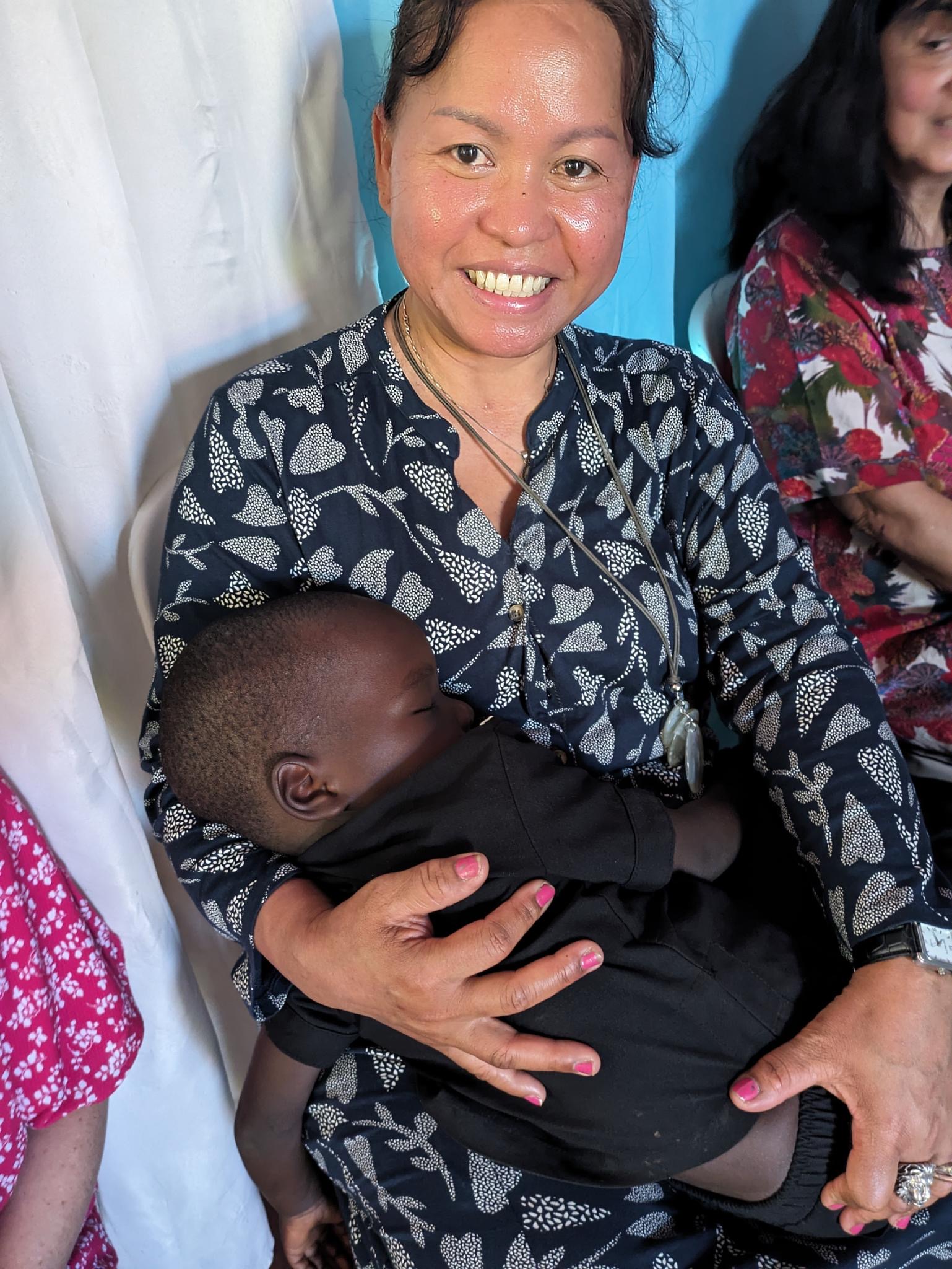 Begegnung mit einem Kind bei einem Besuch in Uganda