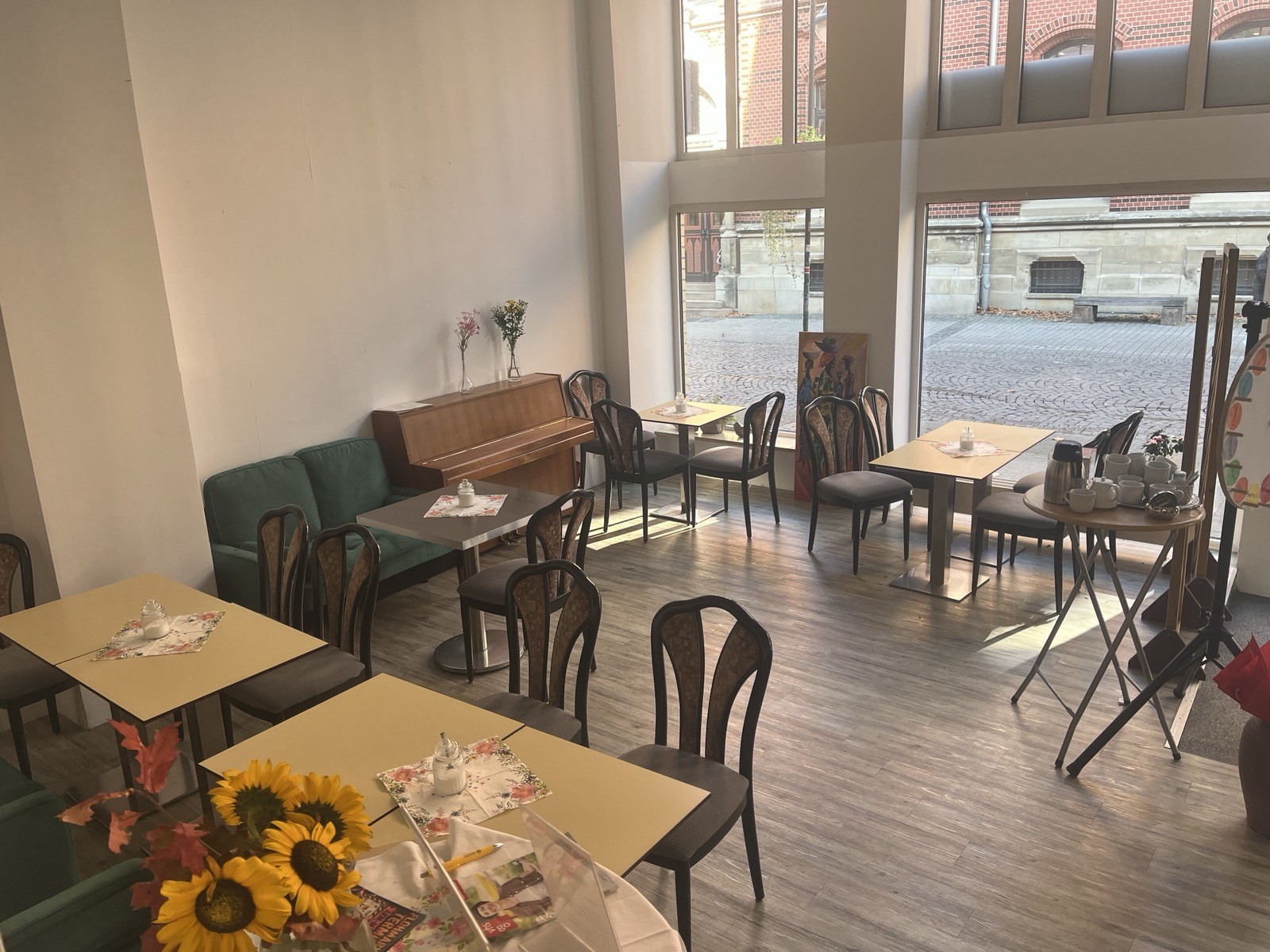 Sitzplätze am Fenster im Café J3:16