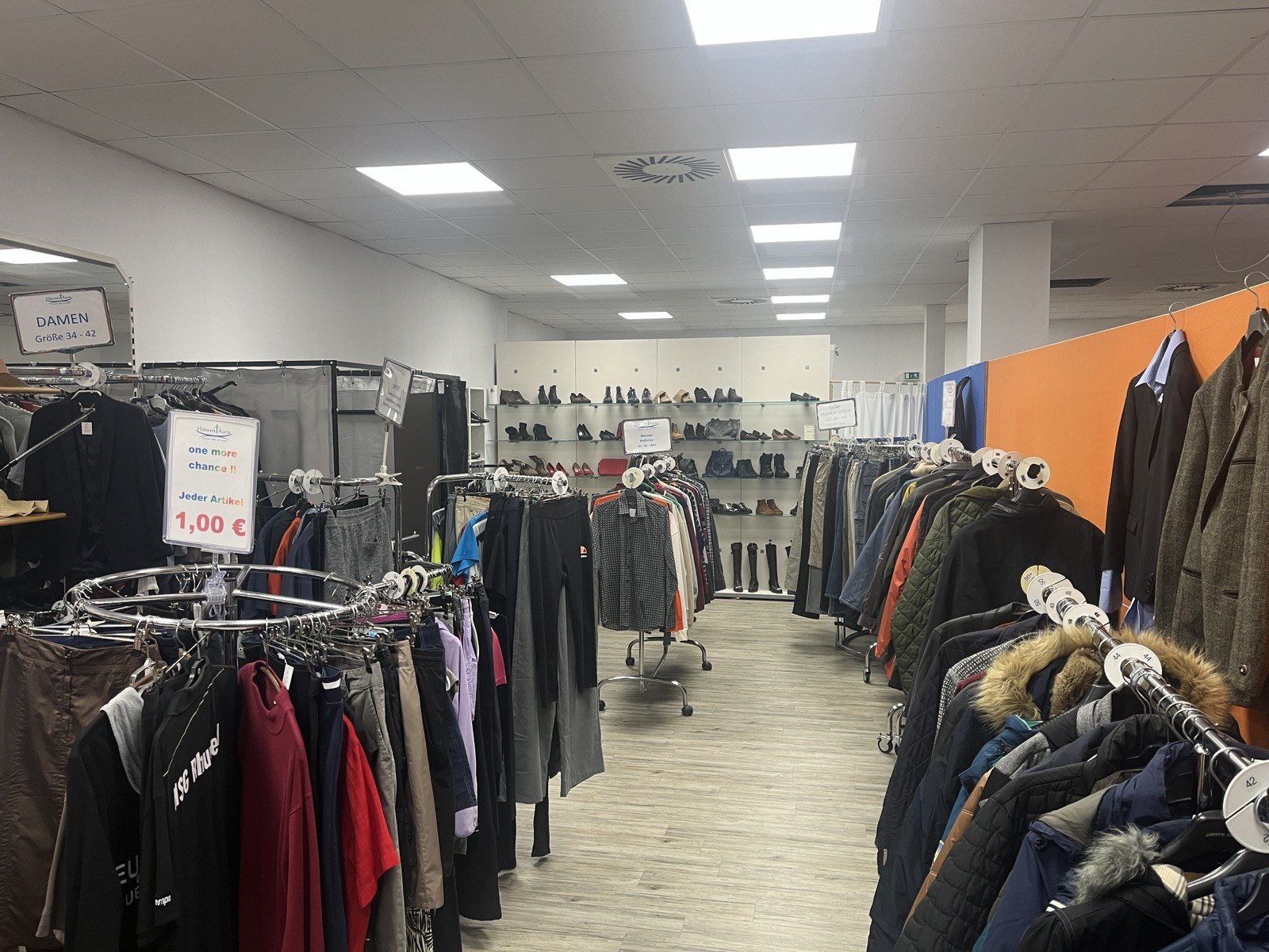 Blick in den Second-Hand-Laden Einfach Chic