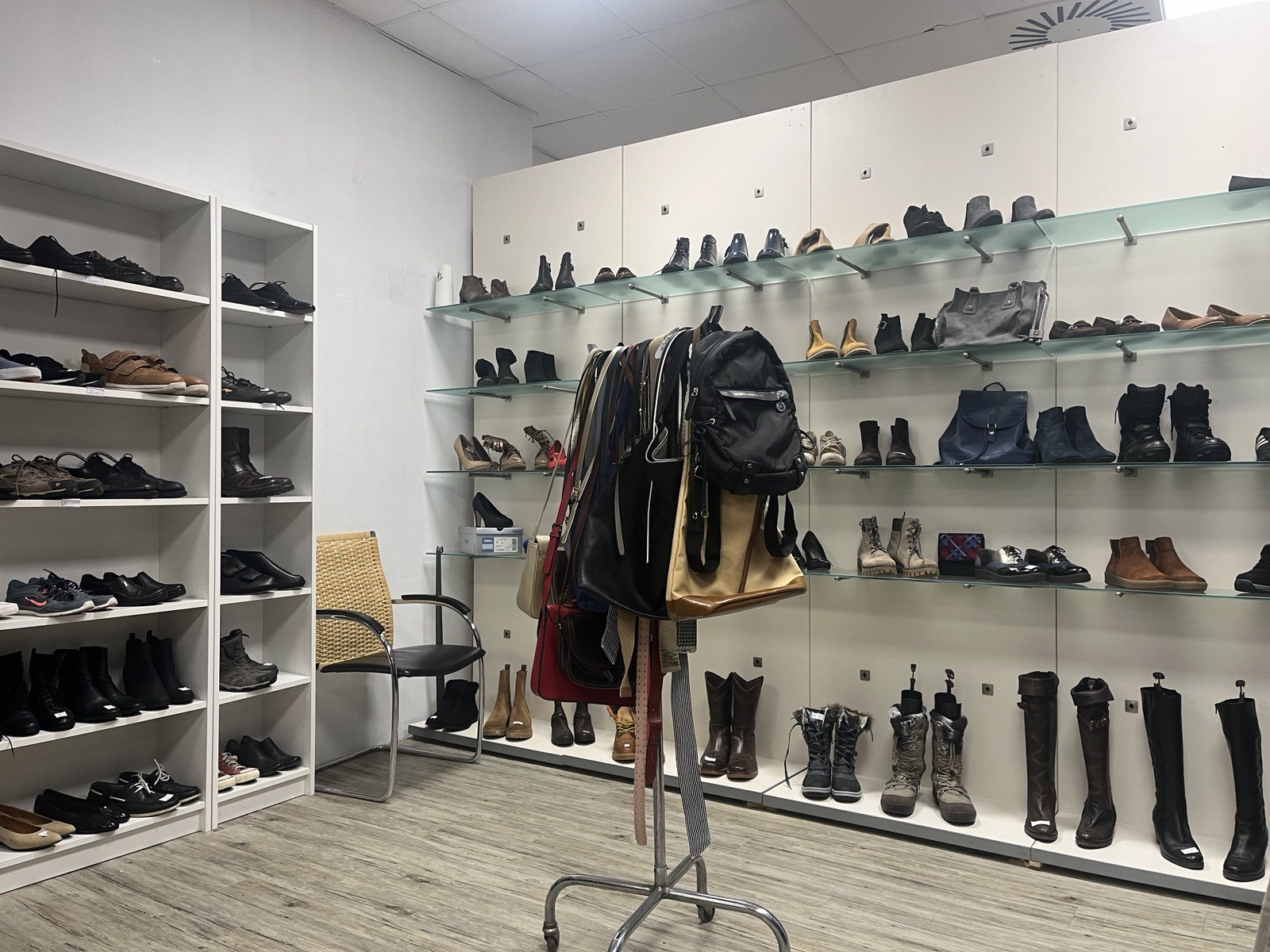 Schuhe und Taschen im Laden Einfach Chic